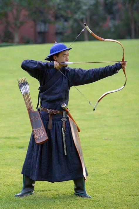 Chinese Crossbow, Japanese Archer, Yuan Dynasty Clothing, Mongolian Bow, Medieval Archery, Archery Japanese, Chinese Bow And Arrow, Mongolian Archery, Archer Pose