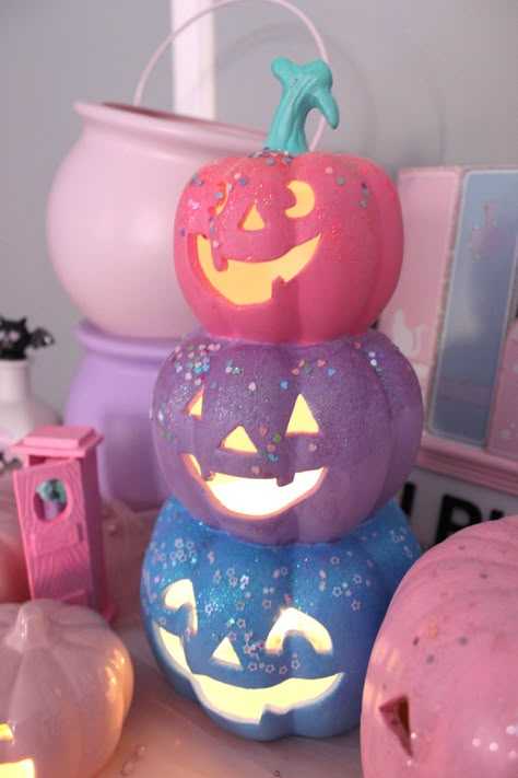 Cute Colorful Halloween Decor, Halloween Decor Colorful, Girly Halloween Decor, Pink Haunted House, Pastel Halloween Aesthetic, Colorful Halloween Decor, Pastel Fall Decor, Pink And Orange Halloween, Pastel Halloween Decor