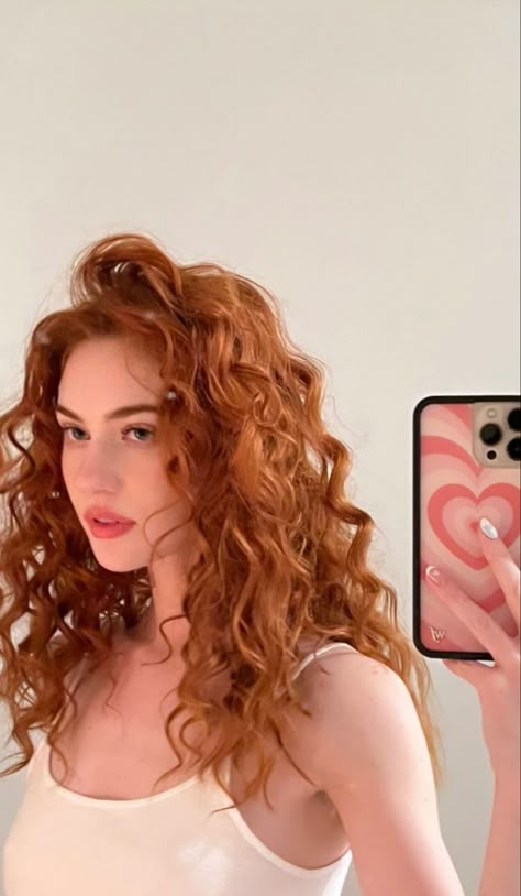 Ginger Hair For Cool Toned Skin, Redhead Wavy Hair, Ginger Curly Hair Girl, Wavy Hair Ginger, Hot Ginger Hair, Curly Red Hair Aesthetic, Red Head Curly Hair, Red Hair Perm, Strawberry Blonde Hair Natural