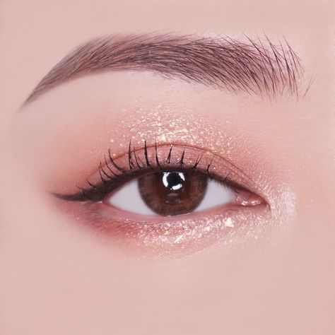 Small Lid Space Eye Makeup, Space Eye Makeup, Asian Makeup Ideas, Wonyoung Makeup, Maquillaje Simple, Makeup Artist Tips, Eyeliner Makeup, Asian Eye Makeup, Asian Eyes