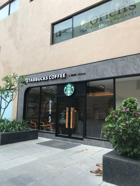 Starbucks Exterior Design, Starbucks Exterior, Starbucks Wallpaper, Starbucks Store, Restaurant Outdoor, Shop Facade, Coffee Cafe, Starbucks Coffee, Store Design