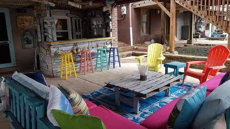 Margaritaville Themed Patio, Margaritaville Patio Ideas, Lanai Bar Ideas Florida, Beach Themed Backyard Ideas, Margaritaville Backyard, Beach Modern Living Room, Beachy Backyard, Margaritaville Bar, Margaritaville Decor