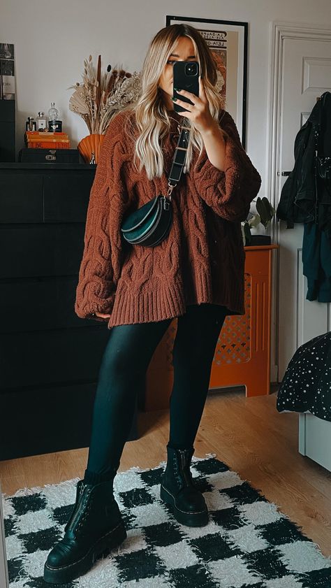 Lily Melrose (@llymlrs) • Fotos e vídeos do Instagram Chill Style Outfits, Llymlrs Outfit, Cozy Alt Outfit, Thrifted Winter Outfits, 2024 Mom Fashion, How To Dress Up Leggings, Outfits Winter 2024, Winter Outfit Inspo 2024, Mom Winter Outfits