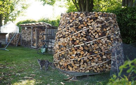 How to build a round wood pile (Holzhausen) How To Stack Wood Outside, Firewood Storage Outdoor, Small Holding, Log Ideas, Storage Outdoor, Coastal Garden, Sweet Chestnut, Wood Pile, Fire Wood