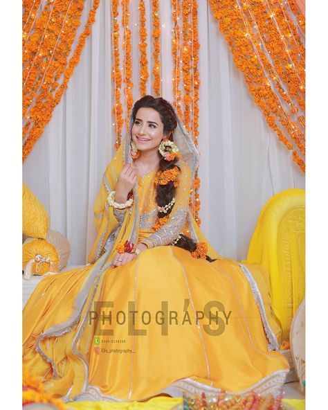 Saniya Shamshad Hussain Wearing: Haniacouture, Mua: Hifsa Khan salon Mayoon Outfits, Mayoon Dresses, Saniya Shamshad, Mayun Bride, Simple Mehndi Dresses, Haldi Pose, Mayon Dresses, Mehndi Bridal, Bridal Mehndi Dresses