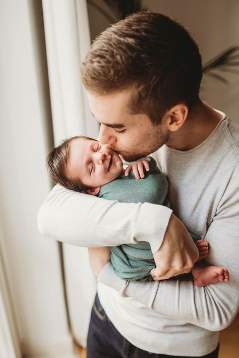 Newborn And Daddy Pictures, Newborn Family Photos, Newborn Baby Photoshoot, Newborn Baby Photos, Baby Blog, Foto Baby, Dad Baby, Foto Tips, Newborn Shoot