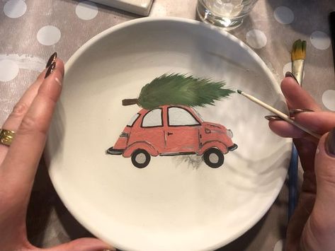 Christmas Pottery Plate Ideas, Christmas Painted Plates, Xmas Pottery Painting, Winter Pottery Painting Ideas, Color Me Mine Christmas Ideas, Ceramic Painting Christmas, Pottery Painting Ideas Christmas, Christmas Pottery Painting Ideas, Pottery Painting Christmas