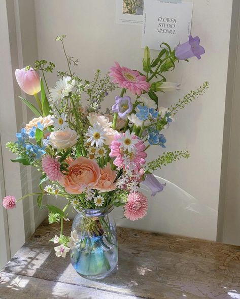 April Floral Arrangements, Flower Bouquet Vase Floral Arrangements, Beachy Flower Arrangements, Small Spring Floral Arrangements, Easter Flower Bouquet, Wild Flower Bouquet Aesthetic, Whimsical Flower Bouquet, Cosmos Flower Bouquet, Cute Flower Bouquets