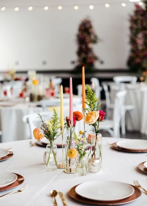 Wedding Small Table Decor, Wedding Centerpieces Diy No Flowers, Wedding Decorations Round Table Flower, Bright Minimalist Wedding, Simple Diy Table Centerpieces, Round Table Flowers Wedding, Simple Floral Centerpieces Round Table, Creative Wedding Decorations, Circle Tablescape Wedding