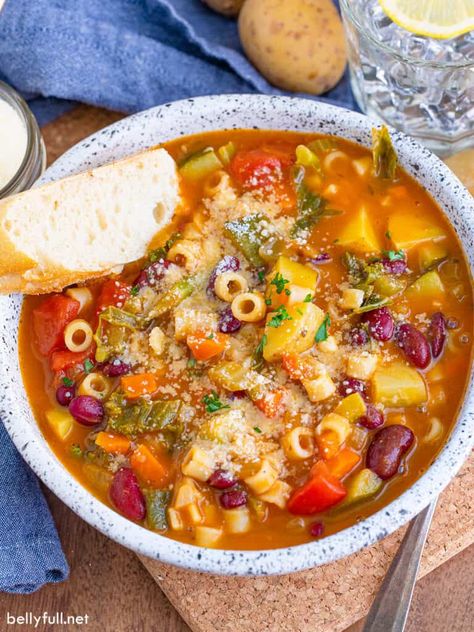 With this copycat Olive Garden Minestrone Soup, you can have restaurant quality soup on your table in just under an hour. This classic soup is loaded with veggies and pasta for a hearty, filling dinner. Vegetarian Minestrone Soup, Olive Garden Soup, Olive Garden Minestrone Soup, Italian Soups, Homemade Salisbury Steak, Simple Recipe Ideas, Garden Soup, Pasta Fagioli Recipe, Homemade Chocolate Sauce