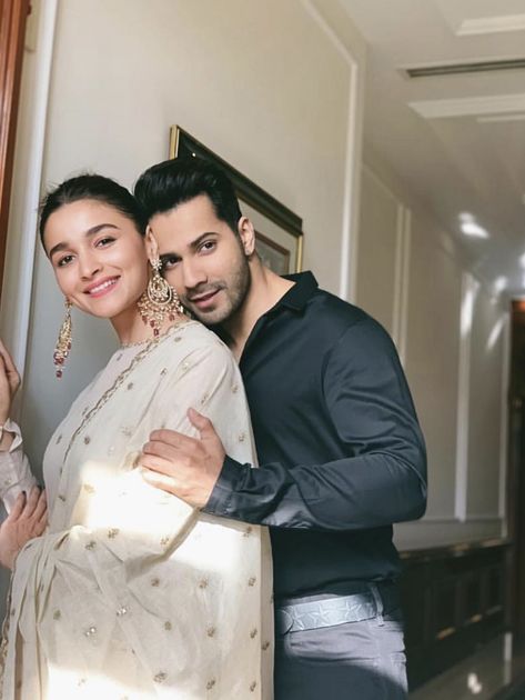 Kalank promotions Varun Dhawan and Alia Bhatt ❤️ Varun Dhawan Photos, Alia Bhatt Saree, Alia Bhatt Varun Dhawan, Alia And Varun, Alia Bhatt Photoshoot, Ayushmann Khurrana, Handsome Celebrities, Bollywood Couples, Indian Cinema