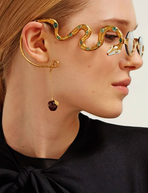 Eyewear converges with fine jewellery – pieces take up to 700 hours to make and are adorned with glittering precious stones Precious Stones Ring, Precious Stones Aesthetic, How To Style Earrings, Precious Aesthetic, Glasses Fashion Eyewear, Glasses Aesthetic, Stones Aesthetic, Inexpensive Jewelry, Cognac Diamonds