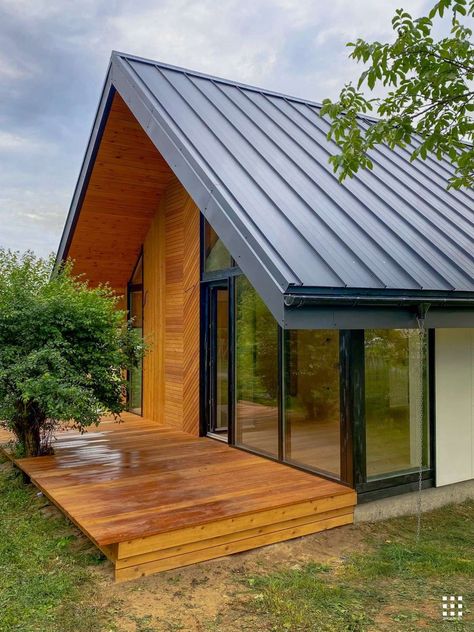 Smuga Prefab Modular Tiny Home - Dream Tiny Living Small Scandinavian House, Scandinavian Tiny House, Small Prefab Homes, Prefab Cottages, Mother In Law Cottage, Gable Roof House, Gable House, Tiny Office, Prefab Cabins