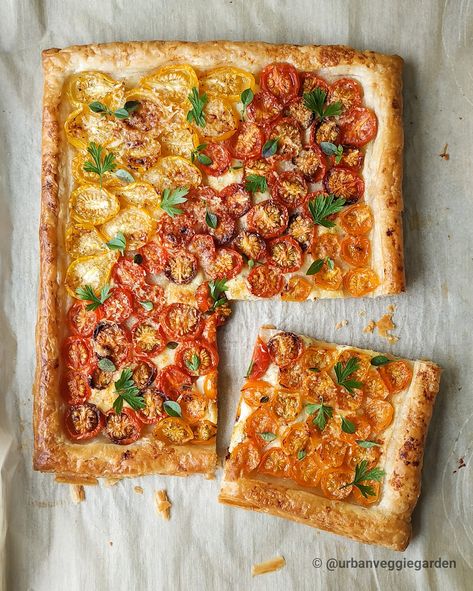 Tomato Tart Puff Pastry, Easy Tomato Recipes, Easy Tomato Tart, Cherry Tomato Tart, Puff Pastry Recipes Savory, Tomato Tart Recipe, Vegetable Tart, Cheese Puff, Cherry Tomato Sauce