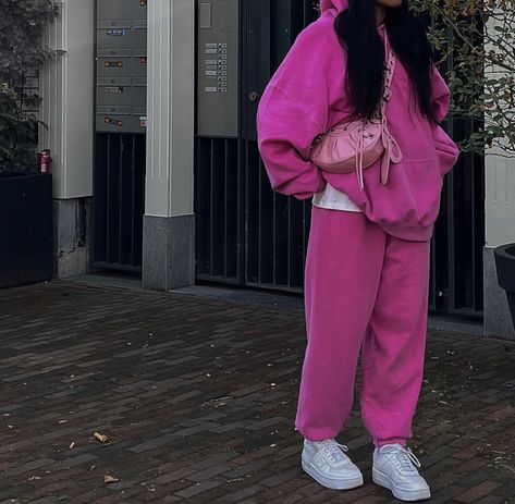 Pink Hoodie And Sweatpants, Pink Hoddies Outfits Ideas, How To Style Pink Sweatpants, College Outfits Uk, Hoddies Outfits, Classy Winter Outfits, Modest Summer Outfits, Cozy Fall Outfits, Influencers Fashion