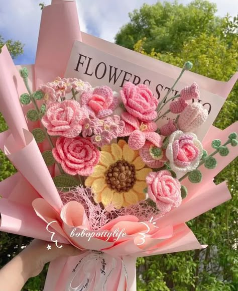 Crochet Bouquets, Small Crochet Gifts, Crochet Gift Ideas, Fabric Flower Bouquet, Pink Flower Bouquet, Diy Bouquet Wrap, Made Flowers, Crochet Garden, Flower Bouquet Diy