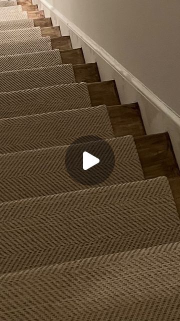 HOUSE OF MARKS on Instagram: "Quick refresh 

  #diy #diystories #stairs #makeover #carpetrunner #woodfloor #chalkpaint #homestyle #home #homedecor #homedesign #goals #reels #instadaily" Rug On Stairs, Stairs Makeover, Carpet Runner, Chalk Paint, Wood Floors, Stairs, House Design, Rug, House Styles