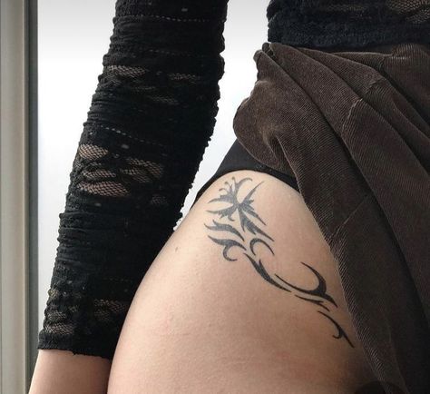 Popular Hip Tattoo Ideas 💡 Looking for the perfect hip tattoo? Check out our gallery of the top hip tattoo designs trending now including flowers, birds, quotes and more. Whether small and dainty or a large vibrant piece, hip tattoos are sexy and stylish. Click below for inspiration and tattoo artist recommendations in your area! #hiptattoos #tattooideas #bodyart #fashiontattoos 16 Tattoo, Grunge Tattoo, Hip Tattoos Women, Discreet Tattoos, Dainty Tattoos, Hip Tattoo, Feminine Tattoos, Little Tattoos, Dope Tattoos