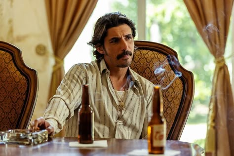 narcos mexico netflix Narco Outfit Men, Carribean Fashion, 90s Men Fashion, Narcos Mexico, Queen Of The South, Mexican Men, 90s Men, Saints And Sinners, Aesthetic Outfits Men