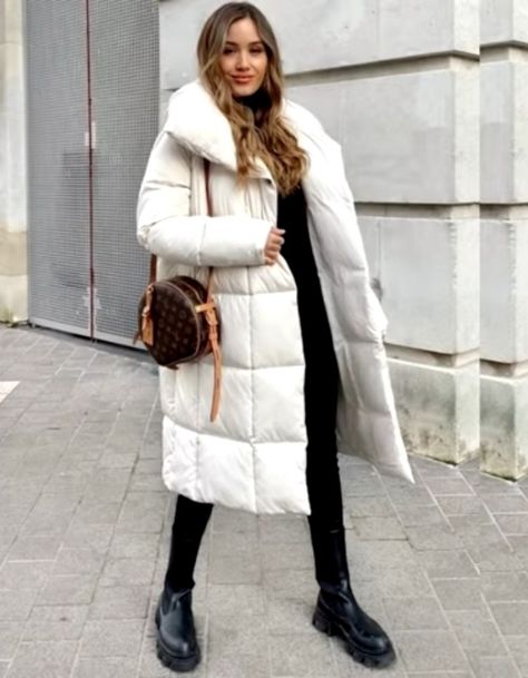 Longline Puffer Jacket Outfit, White Puffer Jacket Outfit, Winter Vacation Outfits, White Puffer Jacket, Old Money Outfit, Puffer Jacket Outfit, Money Outfit, White Puffer, Jacket Outfit