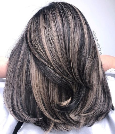 30 Ideas of Black Hair with Highlights to Rock in 2020 - Hair Adviser Asian Hair Highlights, Black Hair With Blonde Highlights, Dark Black Hair, Blonde Balayage Bob, Long Hair Highlights, Black Hairstyle, Hair Structure, Highlights Ideas, Black Hair Balayage