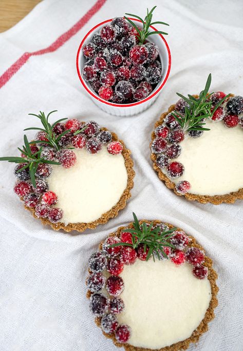 Christmas Cranberry Cheesecake Tart Christmas Cheesecake Decoration, Decorated Cheesecake, Simple Cheesecake, Cheesecake Decoration, Cheesecake Tart, Christmas Cranberry, Cranberry Cheesecake, Christmas Cheesecake, Cheesecake Tarts