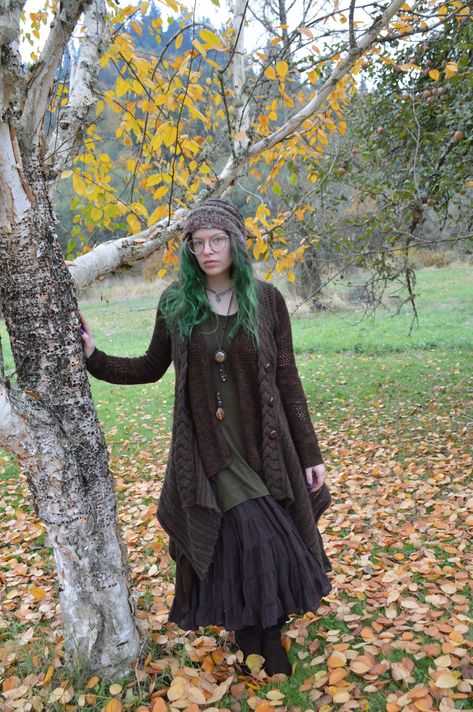 Hobbit Goth, Bog Witch Aesthetic Outfit, Green Witch Aesthetic Fashion, Forest Witch Outfit, Green Witch Outfit, Witch Aesthetic Outfit, Urban Witch, Bog Witch, Green Witch Aesthetic