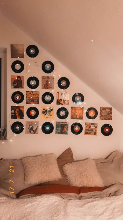 Kreativeidee um sein zimmer das gewisse etwas zu geben 💖 Record Decorations Wall, Dvd Wall Decor, Vynl Records Aesthetic Wall, Vinyl Wall Ideas, Record Wall Bedroom, Record Wall Decor Aesthetic, Records On Wall Aesthetic, Music Inspired Bedroom, Vinyl Room Decor