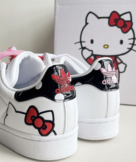 Clothes Hello Kitty, Hello Kitty Custom, Hello Kitty Shoes, Kitty Clothes, Beach Icon, Kitty Items, Friends Characters, Pink Hello Kitty, Cute Sneakers