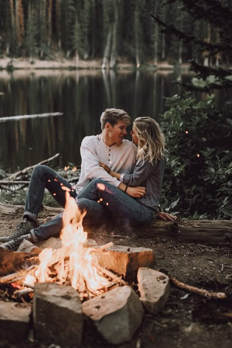 Camping Engagement Photos, Camping Photoshoot, Camping Couple, Shooting Couple, Photography Mini Sessions, Wedding Engagement Pictures, Couples Pictures, Camping Photography, Fall Photoshoot