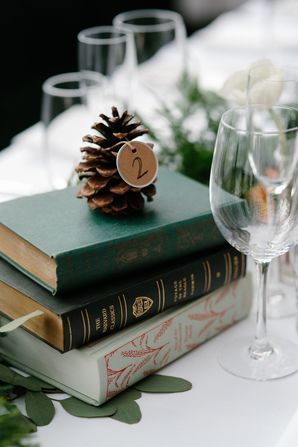 Vintage Book Centerpiece, Book Wedding Centerpieces, Wedding Table Numbers Vintage, Unique Wedding Centerpieces, Book Centerpieces, Winter Wedding Table, Book Themed Wedding, Winter Wedding Centerpieces, Vintage Centerpieces