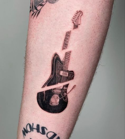 Electric Guitar Tattoo, Guitar Tattoos, Guitar Tattoo Design, Tato Minimal, Small Guitar, Guitar Tattoo, Old School Tattoo Designs, Traditional Tattoo Art, Tattoo Videos