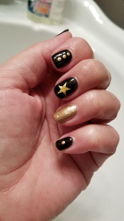 Super easy Hamilton nails! Hamilton Inspired Nails, Broadway Nails Designs, Broadway Nail Art, Hamilton Nail Art, Musical Theatre Nails, Hamilton Nails Designs, Theatre Nails, Hamilton Nails, Hamilton Birthday