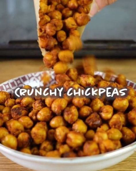 Vegan Tips on Instagram: ""GET The Complete Plant Based Cookbook - Over 200+ Delicious Vegan Recipes Including 30-day Meal Plans" =>> LINK IN BIO 🔗 @vegan.tipsvn 1️⃣ or 2️⃣? Which #recipe would you try?👇 By @Fitgreenmind 1️⃣ CRUNCHY CHICKPEAS🍿 RECIPE (1-2 servings, 45min prep time): -1 can chickpeas, drained and rinsed. Rub them fry with a kitchen towel. -1-2 Tbsp oil -salt to taste -1 Tsp cumin and paprika -1/2 Tsp garlic and chili powder Mix well and spread on a baking tray. Bake at 200C/400F for 35mins. Turn off the heat and keep them in the oven for 10 more minutes (for an extra crunch). Devour immediately. 2️⃣ LENTIL FALAFEL 🧆 RECIPE (90min prep time, 4-5 servings): -1 cup (200g) lentils Soak in water for 1 hour, then rinse -a bunch parsley -2 cloves garlic -1 onion Blend until Crunchy Chickpeas, Guacamole Salsa, Tray Bake, Plant Based Cookbook, Crispy Chickpeas, Vegetarian Snacks Recipes, God Mat, Vegetarian Snacks, Healthy Sweets Recipes