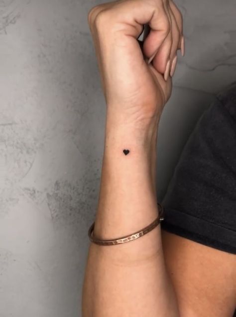 Small Heart Wrist Tattoo, Simbols Tattoo, Black Heart Tattoos, Heart Tattoo Wrist, Tattoo Artist Tattoo, Tattoo S, Tiny Heart Tattoos, Tiny Wrist Tattoos, Small Heart Tattoos