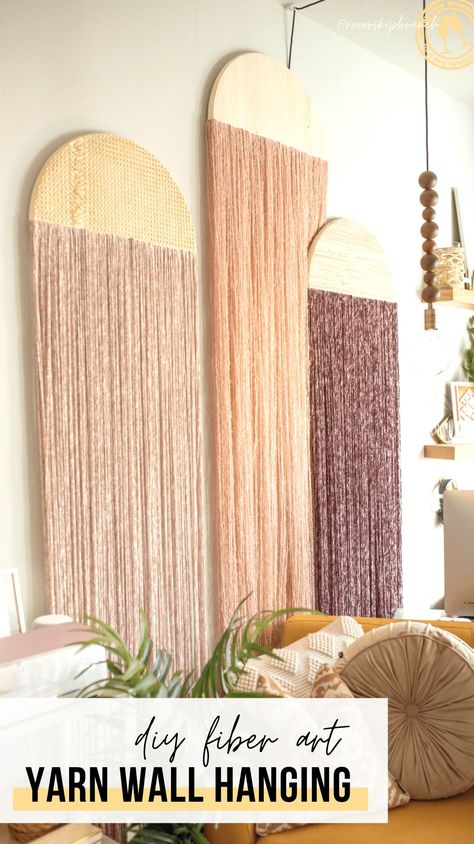 3 ways to create a fiber art wall hanging diy with yarn » NEVER SKIP BRUNCH Diy Fiber Art, Info Wall, Koti Diy, Fiber Art Wall Hanging, Fiber Wall Art, Diy Boho Decor, Yarn Wall Art, Modern Wall Hanging, Yarn Wall