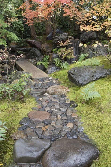 Kyoto Okazaki Villa | Gardens | UEYAKATO Landscape [Japanese garden company in Kyoto] Japanese Stone Path, Creative Walkways, Japanese Garden Path, Sloped Landscape, Japanese Inspired Garden, Courtyard Landscape, Onsen Japan, Garden Pavers, Japanese Garden Ideas