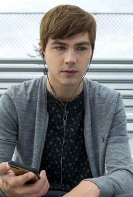 Miles Heizer as Simon Kelleher in One Of Us Is Lying Simon Kelleher Aesthetic, Simon Kelleher, Miles Heizer, One Of Us Is Lying, Dream Cast, Book Board, Book Aesthetic, Tik Tok, Books To Read