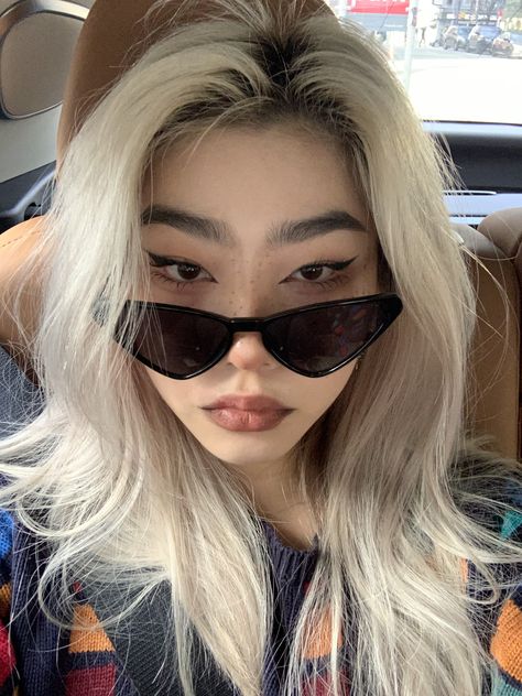 Chinese Blonde Hair, Platinum Blonde On Asian, Asian Bleached Hair, Blonde Hair Black Eyebrows, Asian Blonde Balayage, Blonde Asian Hair, Blonde Eyebrows, Black Eyebrows, Platinum Hair