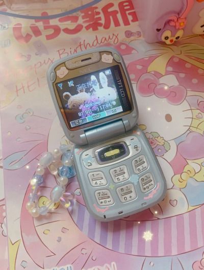 Old Flip Phone Aesthetic, Y2k Technology Aesthetic, Aesthetic Old Phone, Old Technology Aesthetic, Retro Phone Aesthetic, 2000s Flip Phone Aesthetic, Cute Flip Phones, Aesthetic Flip Phone, Kawaii Flip Phone