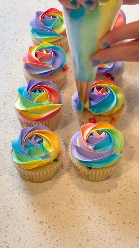 Cupcakes Rainbow Frosting, Birthday Cake Ideas Rainbow, How To Make Multicolored Frosting, Rainbow Icing How To Make, Rainbow Cake Frosting Ideas, Rainbow Birthday Party Cupcakes, Cupcake Cakes Rainbow, Rainbow Cupcake Frosting, Cupcakes With Rainbow Frosting