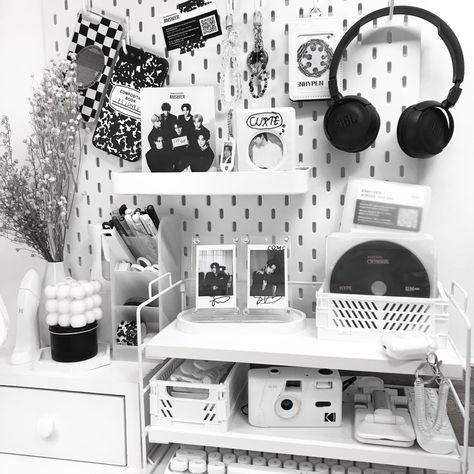 Acubi Desk Setup, Black And White Kpop Room, Kpop Pegboard Ideas, Desk Setup Black, Black And White Aesthetic Room, Kpop Desk Setup, Acubi Room, Black And White Room Decor, White Desk Setup