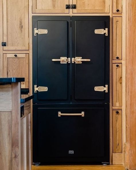 Big Chill on Instagram: “Matte Black Classic Fridge with brass trim 🤩 vintage icebox styling meets modern industrial chic⁣! ⁣⁣ ⁣⁣ This is the star feature Kim and…” Vintage Inspired Fridge, Vintage Looking Refrigerator, Vintage Looking Fridge, Black Refrigerator Kitchen Farmhouse, Vintage Style Fridge, Big Chill Fridge, Big Chill Refrigerator, Luxury Kitchen Features, Matte Black Fridge