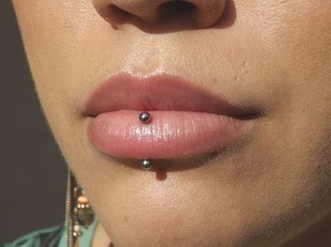 I very much want this piercingVertical lebretlebret Piercing Vertical Nice Piercings, Middle Lip Piercing, Labret Vertical, Vertical Labret Piercing, Mouth Piercings, Vertical Labret, Labret Jewelry, Lip Piercings, Piercing Labret