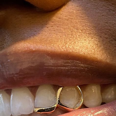 Pearl Set Studio - Grillz on Instagram: "Beautiful gold window and bar ✨   #goldgrillz #customgrillz #grillz #diamondgrillz  #silvergrillz #teethjewelry #grillzlondon #londongrillz #toothgems  #icedout #blingbling #handmadejewelry" Minimal Grills Teeth, Grills Teeth Black Women, Girl Grillz Gold Grill, Tooth Window Grill, 2 Piece Grillz, Gold Grills Women, Window Grillz Teeth, Simple Grills Teeth, Partial Teeth Grills