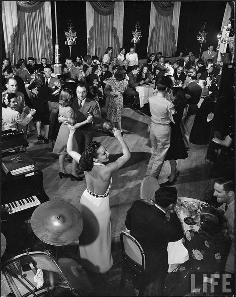 New York dance club 1950s Sonny Corleone, 1920s Aesthetic, Vintage Foto's, Alfred Eisenstaedt, Jazz Bar, Cafe Society, Mad Men Fashion, Swing Dancing, Hollywood Party