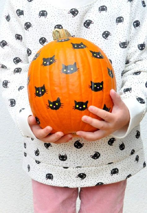 Simple Pumpkin Painting, Simple Pumpkin Painting Ideas, Painting Ideas For Halloween, Stone Spray Paint, Cat Pumpkins, Pumpkin Painting Ideas, Halloween Tutorial, Handmade Charlotte, Using Chalk Paint