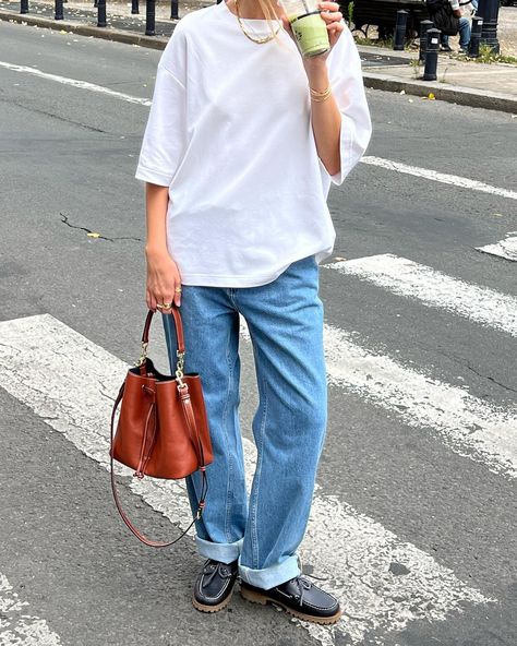 Womens Boat Shoes Outfit, Boat Shoes Outfit Women, Boat Shoes Outfit Women's, Boat Shoes Outfit, Oversized White T Shirt, Fashionista Outfits, White Shirt Outfits, White Jeans Outfit, Fashion Oversized