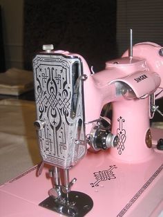 Vintage pink singer sewing machine with beautiful etchings in the metal Featherweight Sewing Machine, Pink Singer, Tout Rose, Vintage Singer, Old Pink, Old Sewing Machines, Antique Sewing Machines, Pink Life, Vintage Sewing Machine