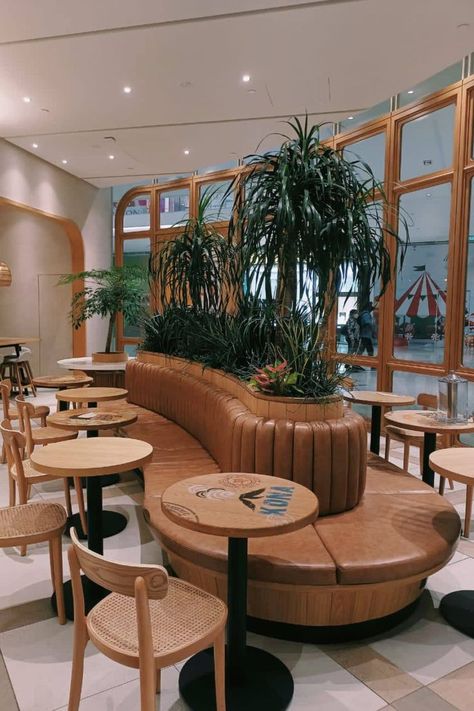 Round Sitting Area, Small Cafe Seating Design, Bar Sitting Area, Cafe Sitting Area Interior Design, Bar Seating Area, Restaurant Sitting, Small Bar Seating Ideas, Cafe Sitting, Small Restaurant Sitting Ideas